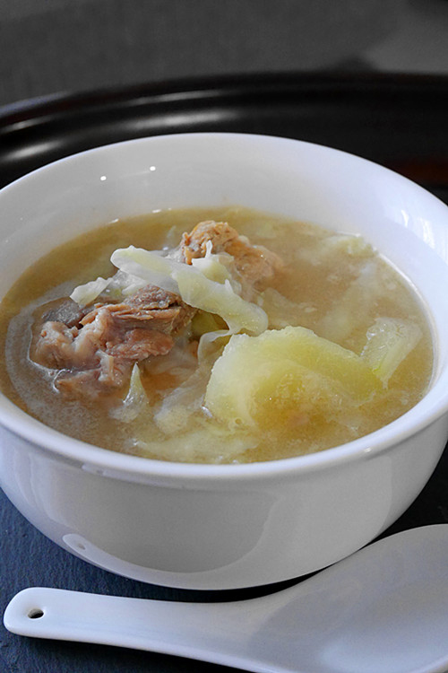Pork Ribs with Green Papaya Soup (青木瓜排骨汤)
